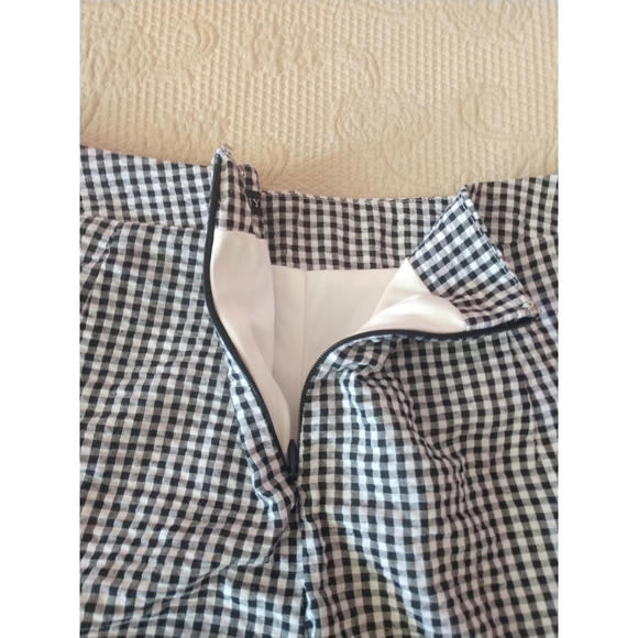 High Waisted Houndstooth Ruffle Shorts - Picture 2 of 5